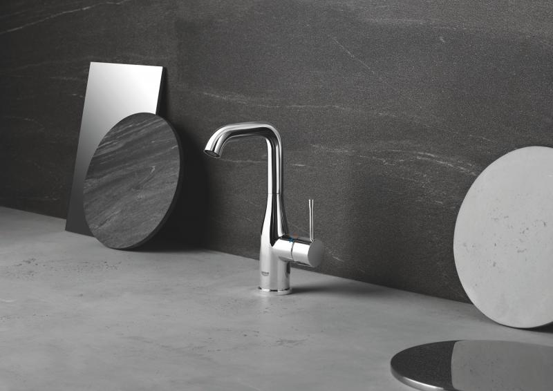 Grohe Essence New L h&aring;ndvaskarmatur m/bundventil og svingtud - B&oslash;rstet cool sunrise